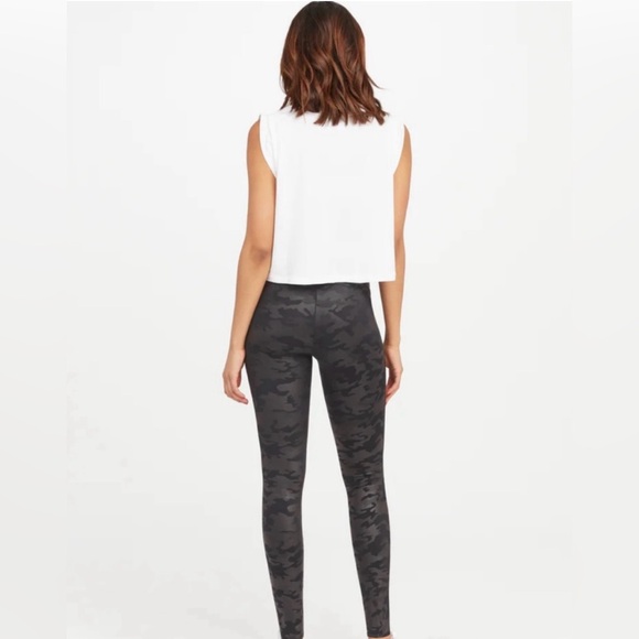 Spanx Faux Leather Camo Leggings in Black Size Small - Picture 3 of 11